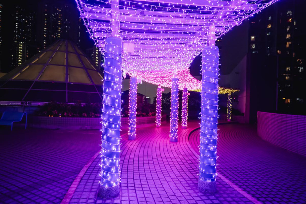 慈雲山中心20 米長紫色夢幻星光隧道