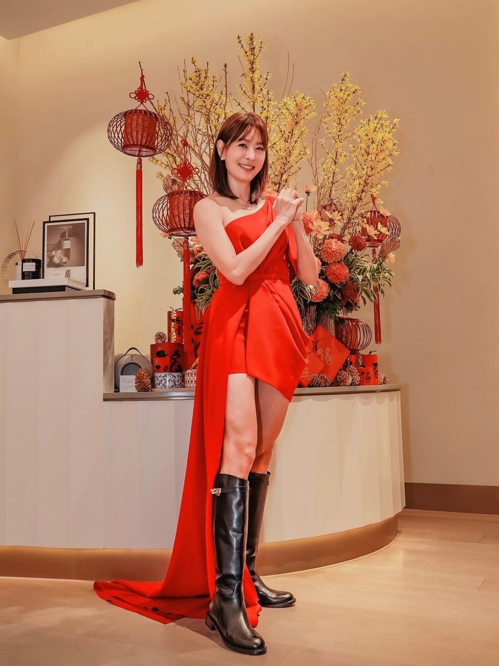 台北101美女董事长贾永婕因说一句“我们中国人过年穿大红色”，遭大量民进党支持者批评。facebook@贾永婕的跑跳人生