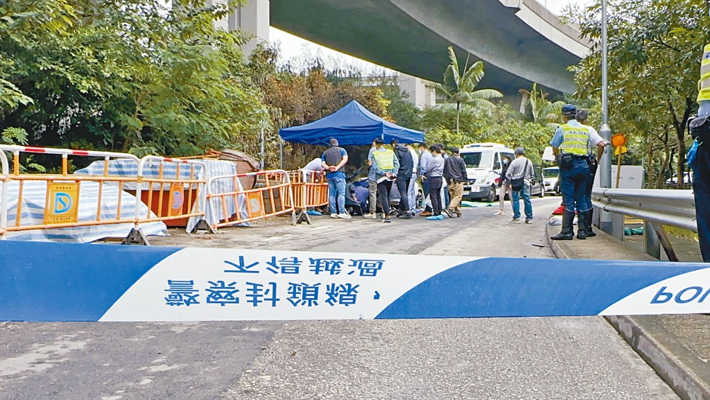 警方在燒車案現場調查。