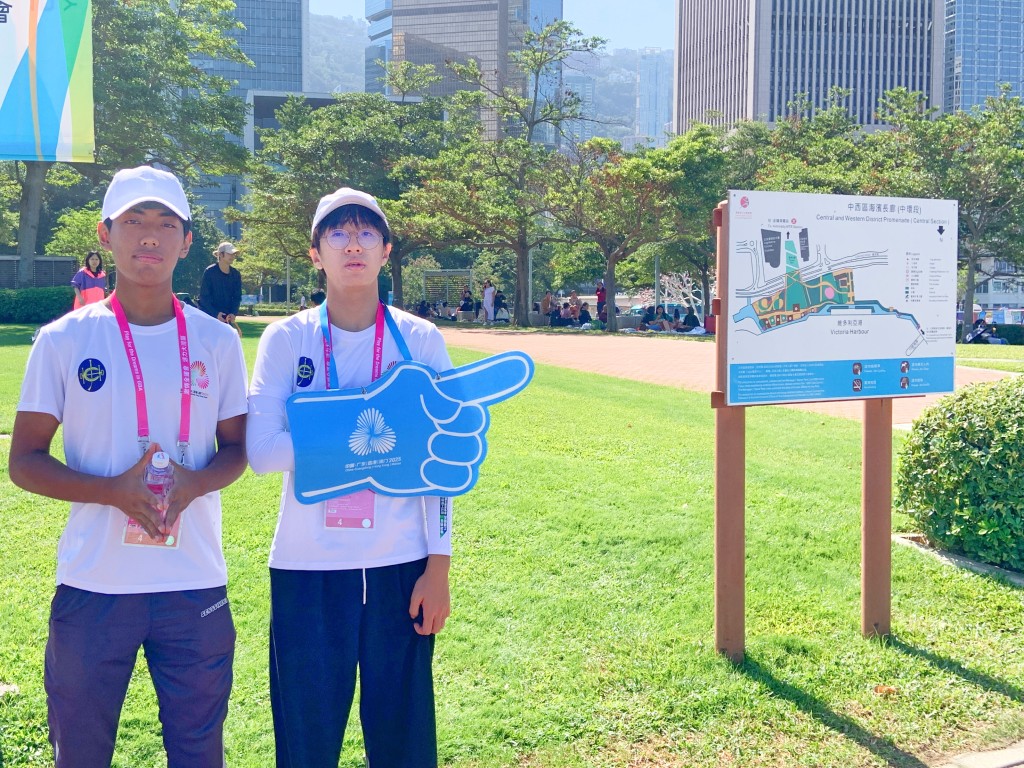 Limbu Basant與同學一起參與鐵人三項比賽觀眾服務的義工。