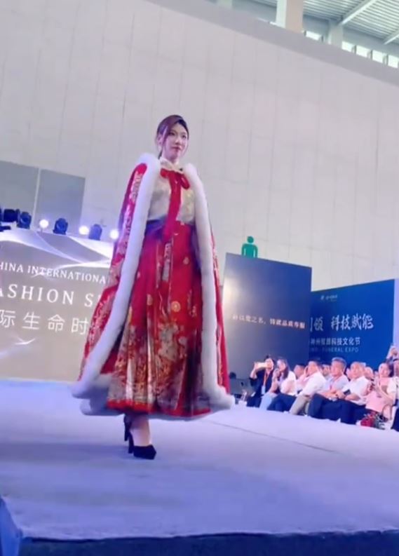 天津举行的寿衣时装骚惹起网民热议。