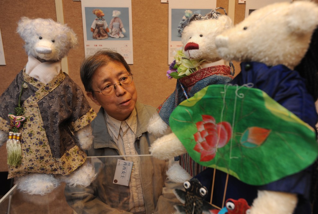 西西早年曾患乳癌，因后遗病致右手不灵光要改用左手写作，她曾以手制毛熊作为物理治疗，2009年推出《缝熊志》一书，当时还开展览展示自己的作品。