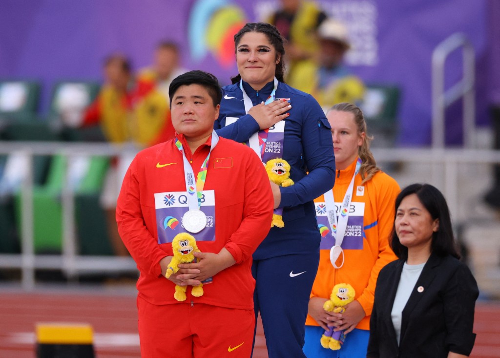 鞏立姣(前)獲得女子鉛球銀牌。Reuters