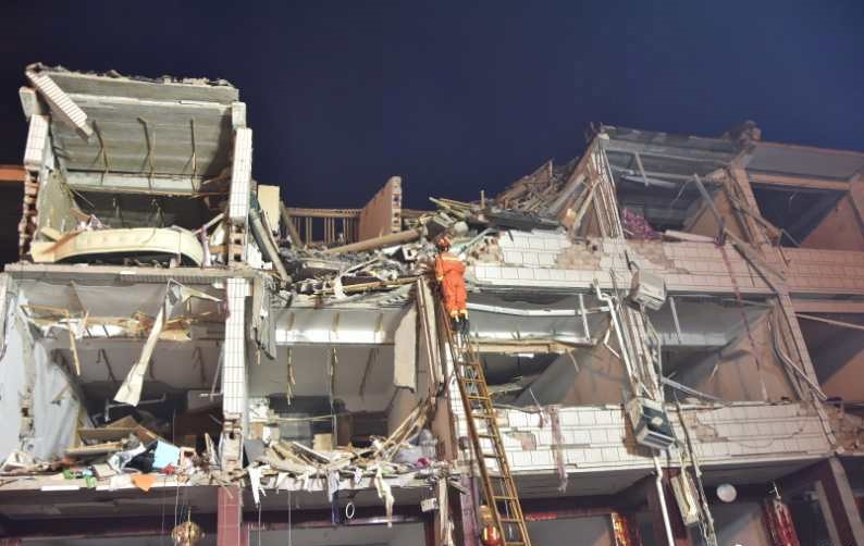 浙江槽罐車在高速公路爆炸波及多棟建築。網上圖片