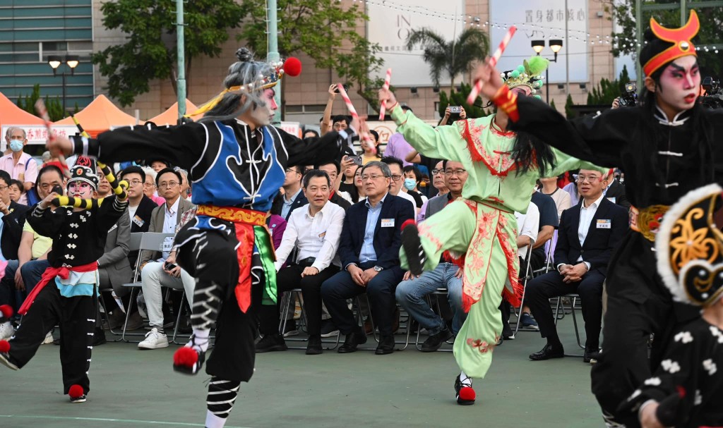 今晚活動有潮州英歌表演。幾十名英歌表演者服飾亮麗，並都畫上面譜，觀賞性甚高。卓永興fb