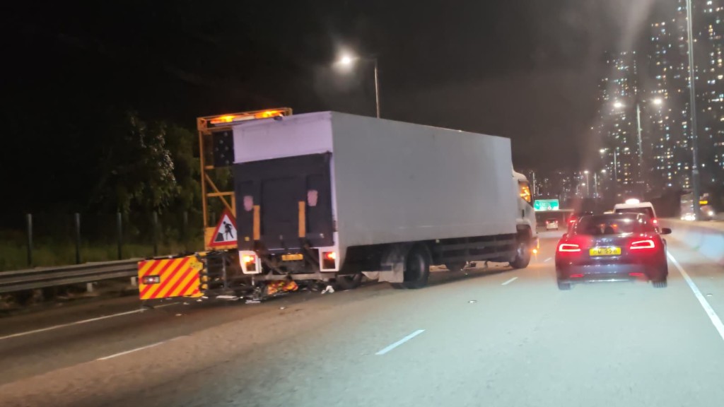 北大嶼山公路中型貨車猛撼工程車 幸無人受傷。網上圖片