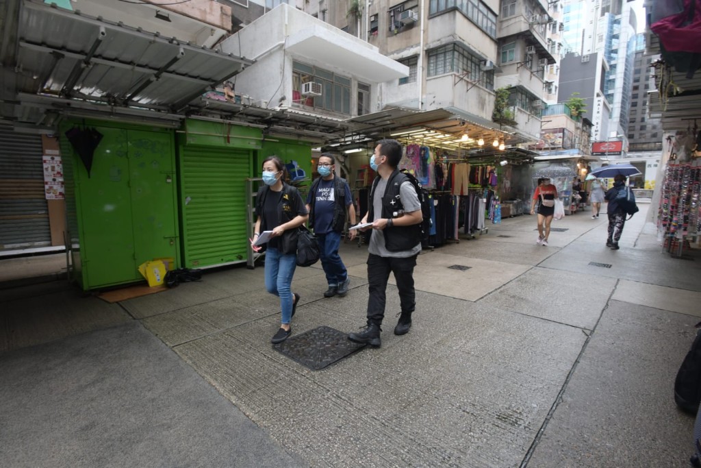 重案組下午到現場一帶搜證。梁國峰攝