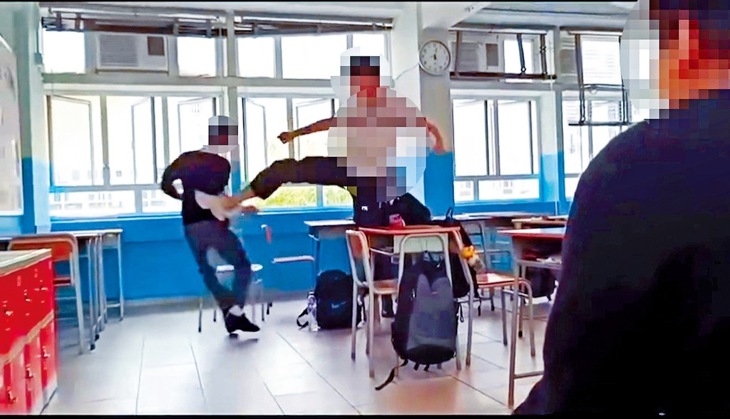 施襲男生衝前一腳伸向同學胸口。