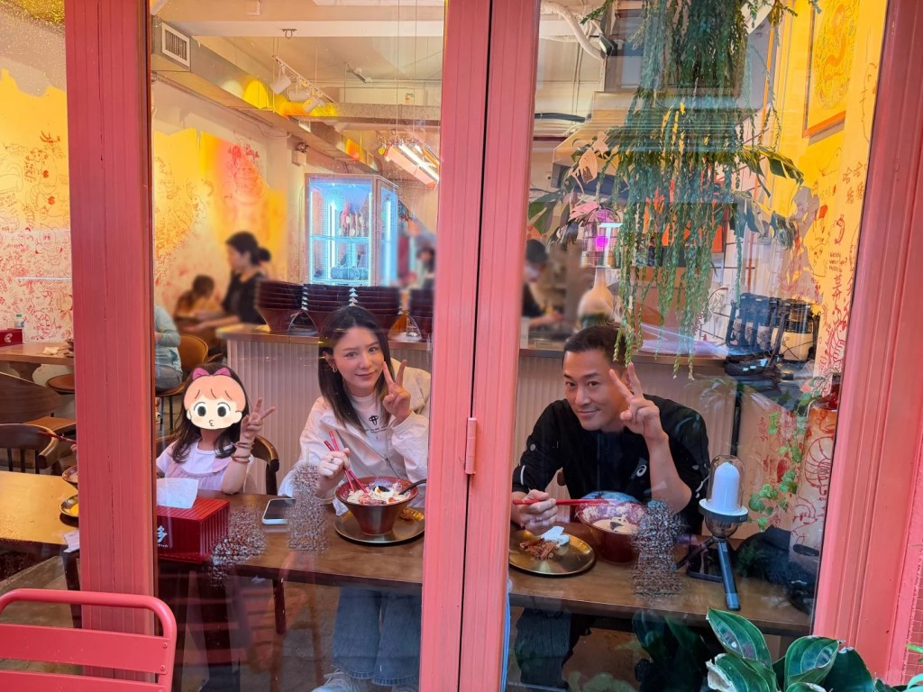 林峯一家三口開餐。