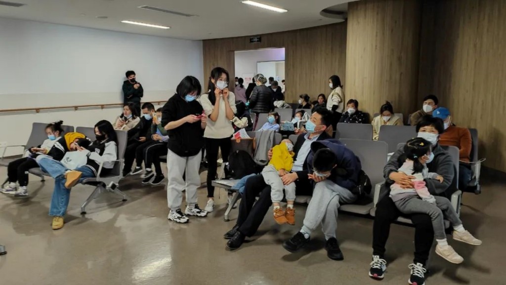 內地上月底新冠病例連續兩周超越流感 。