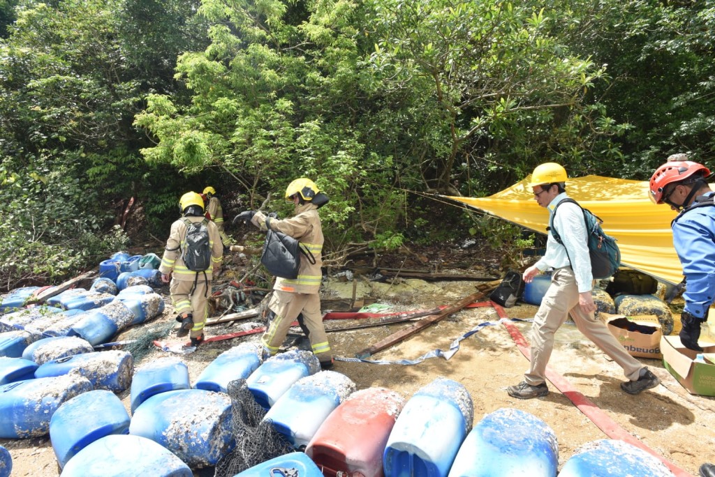 各人員帶備工具，準備登山前往墜機地點。楊偉亨攝