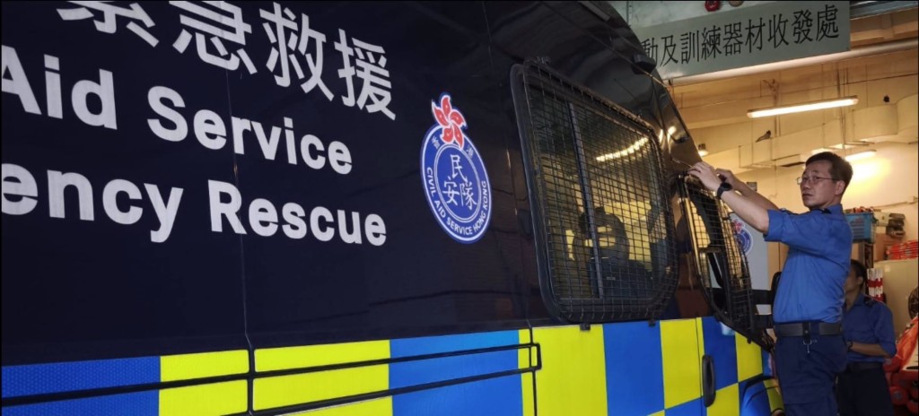 民安隊為行動車輛加裝防護網。FB:民安隊 民安隊為行動車輛加裝防護網。FB:民安隊