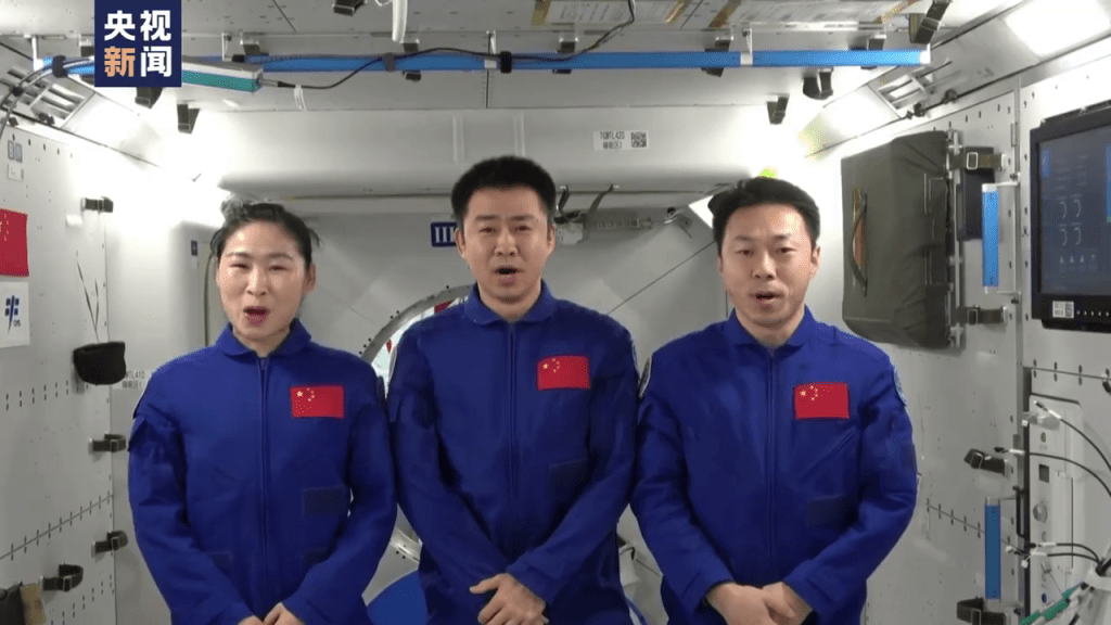 現役航天員拍片，啟動第四批預備航天員選拔。央視微博