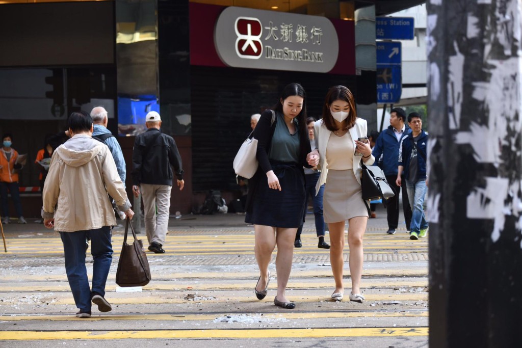 遍地玻璃碎，上班族小心翼翼過馬路。