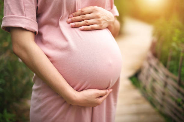 意大利一名50歲的婦人，過去24年來，重覆17次用枕頭塞上衣的方式造假「懷孕」，共詐騙了政府9.4萬英鎊（約92.8萬港元）福利津貼。