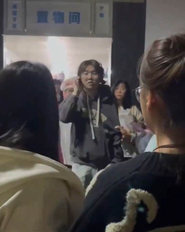 現場女生情緒激動。