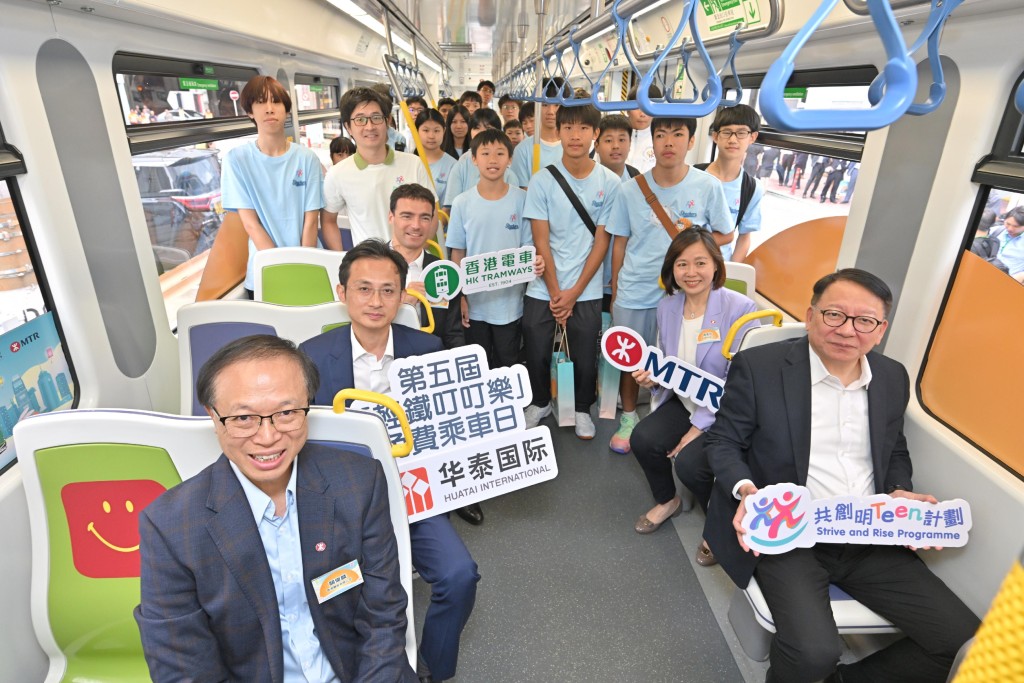 第五屆「輕鐵叮叮樂」免費乘車日今日（6日）中秋節舉行，市民可全日無限次免費乘搭輕鐵及電車。政府新聞處圖片
