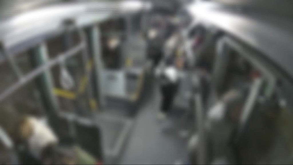 巴士上站着的乘客因急煞車跌倒。 TLT 巴士上站着的乘客因急煞車跌倒。 TLT