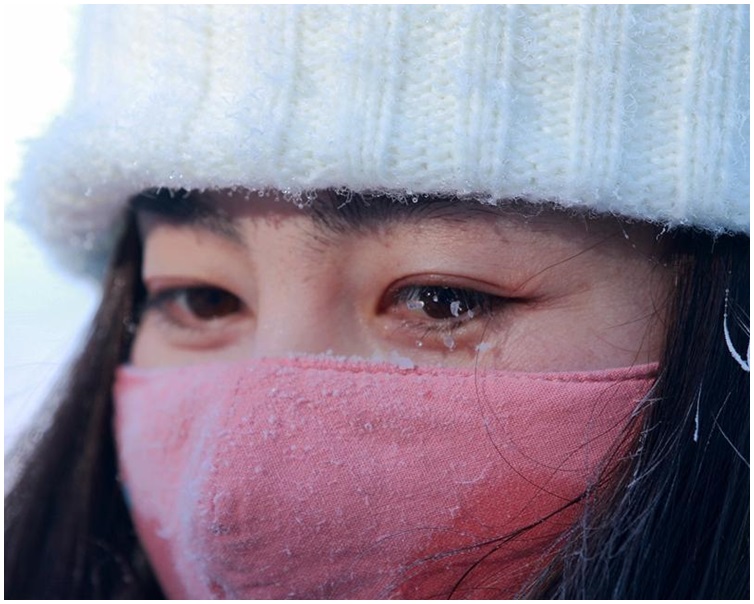 口罩不一會亦已鋪上一層霜。