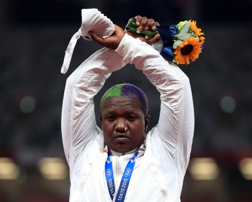 非裔美籍田径选手桑德斯在东奥的颁奖台摆出「X」手势。路透社图片