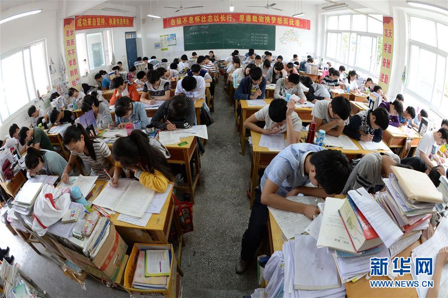 學生多年準備就為高考取得好成績。新華社 學生多年準備就為高考取得好成績。新華社