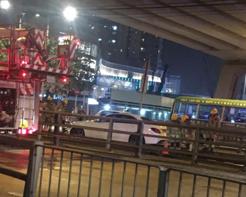 元朗有私家車疑誤闖入輕鐵路軌。