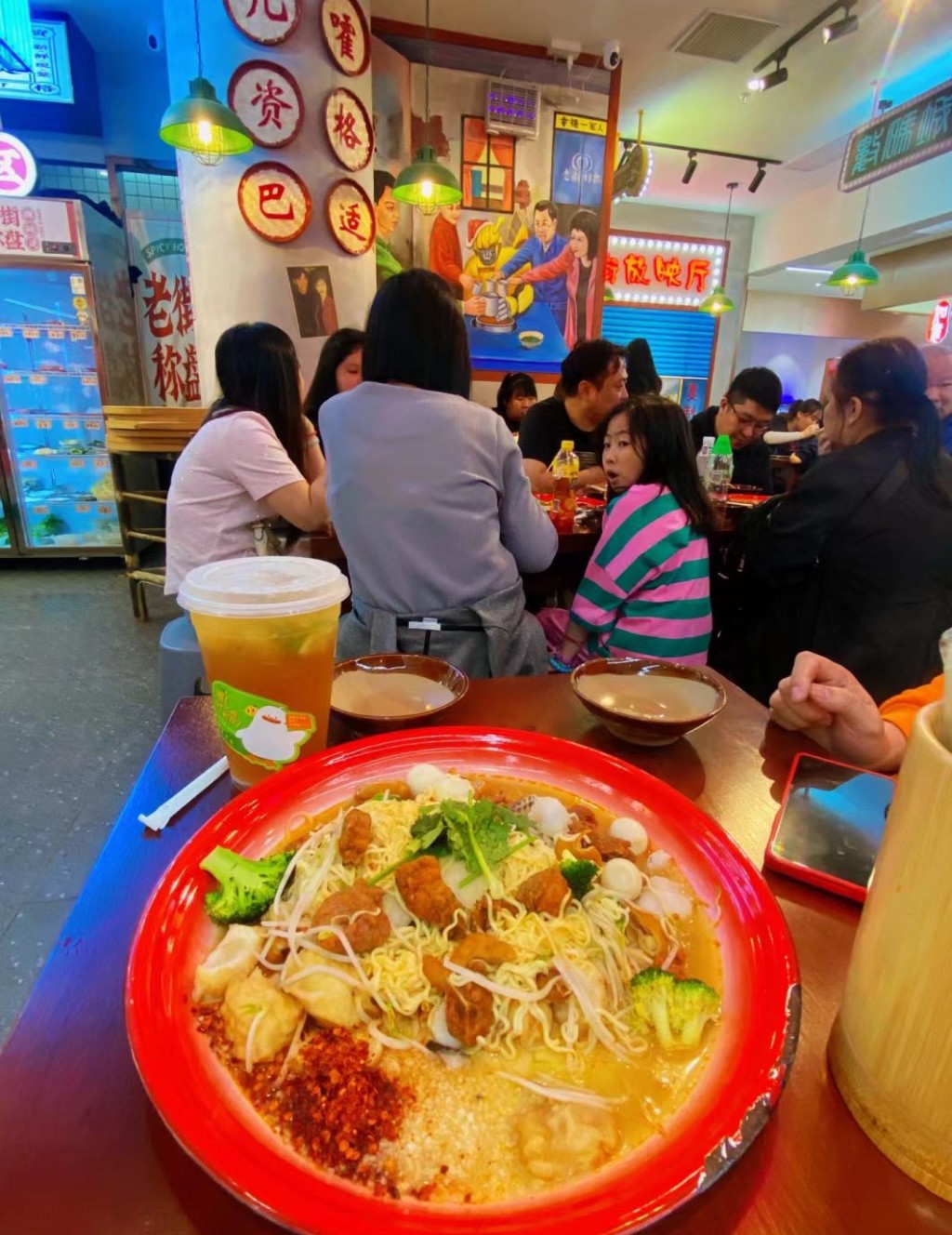 珠海好去处2024 | 8. 珠海口岸购物广场 很多旅客路过口岸，都会进「美食街」吃饭休息。（图片来源：小红书＠女葶女葶）