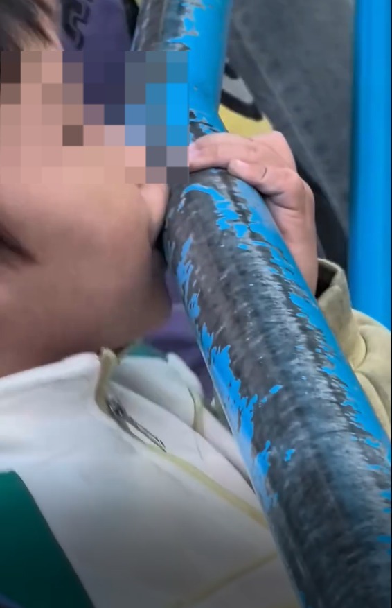 一名年約3、4歲的男童在排隊玩機動遊戲時,突然用嘴來回抹欄杆。(圖:jude.02holic@threads) 一名年約3、4歲的男童在排隊玩機動遊戲時,突然用嘴來回抹欄杆。(圖:jude.02holic@threads)