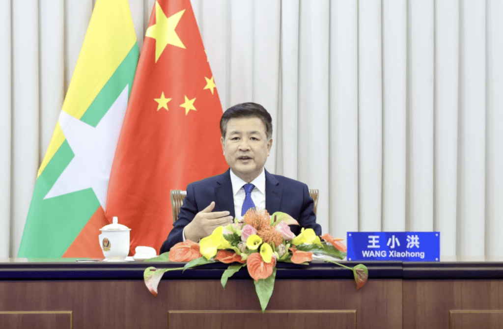 《華爾街日報》周五報道,中國公安部部長王小洪近日就美方期望中國在打擊芬太尼毒品中所扮演的角色,主動向華府作出詢問,被視為雙方貿易談判的潛在突破口。 《華爾街日報》周五報道,中國公安部部長王小洪近日就美方期望中國在打擊芬太尼毒品中所扮演的角色,主動向華府作出詢問,被視為雙方貿易談判的潛在突破口。