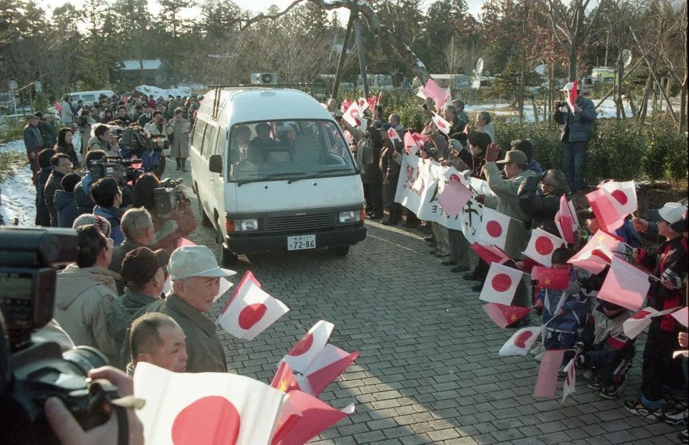 1999年,佐渡島市民歡迎朱鹮「洋洋」和「友友」到來。