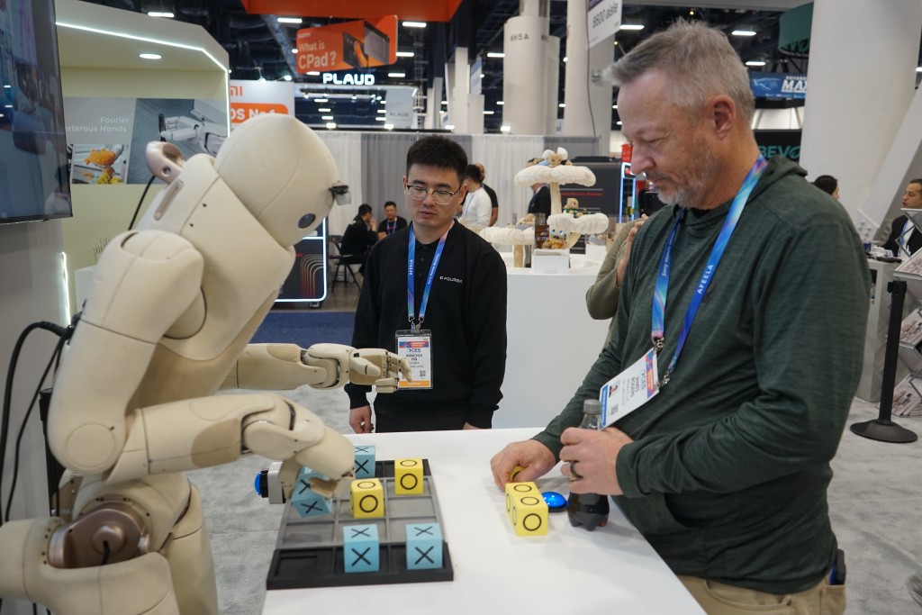 CES 2026，參觀者與傅利葉展區的機械人互動。 新華社