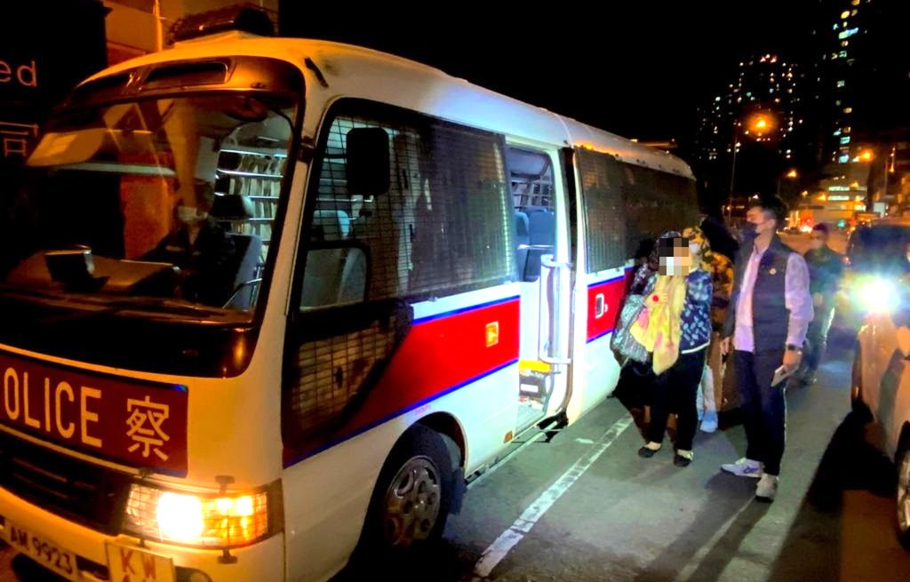 警方在行动中带走涉案人士。