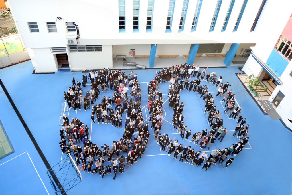 師生與家長組成30字樣合照。