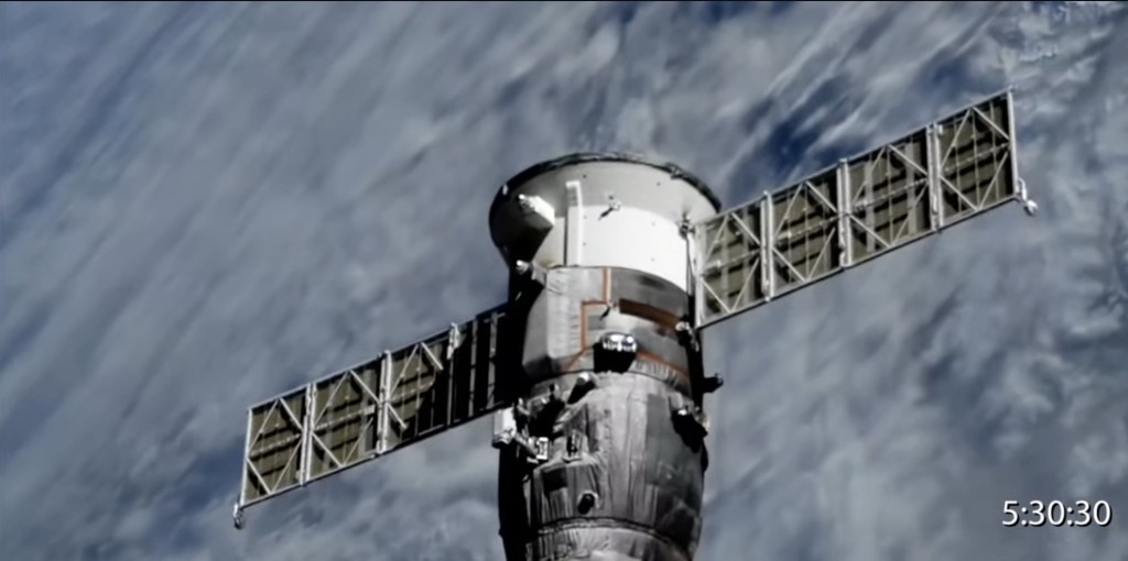 俄罗斯国家航天集团（Roscosmos）影片显示MS21离开国际太空站（ISS）时尝试旋转，查看有否损坏或变形。