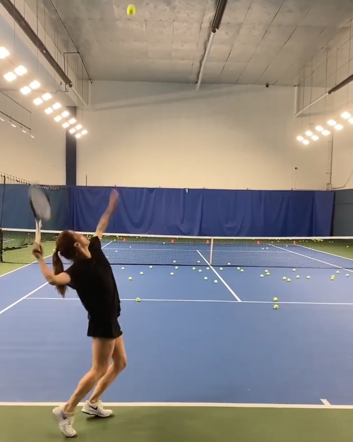 謝婷婷是網球健將。