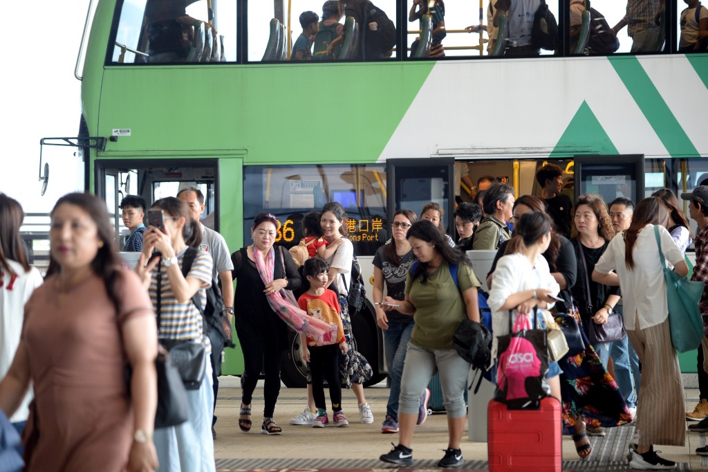 運輸署亦建議市民，可透過「香港出行易」實時查看香港口岸情況。資料圖片