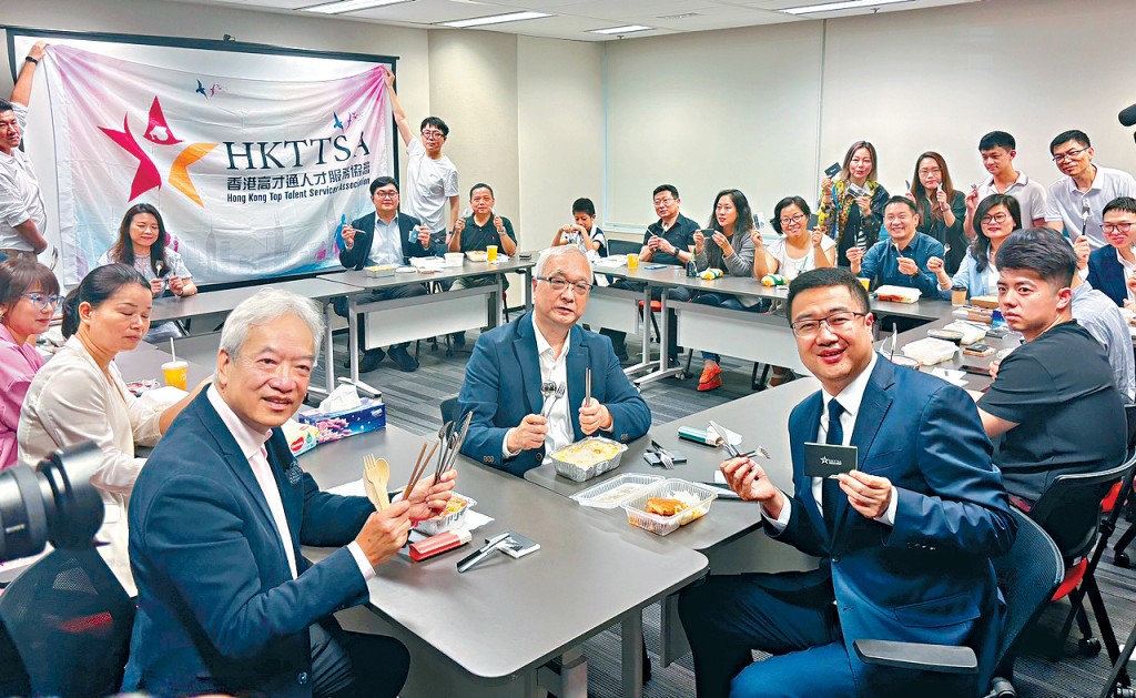 謝展寰指「走塑」成效良好，過半食肆已轉用非塑膠餐具。