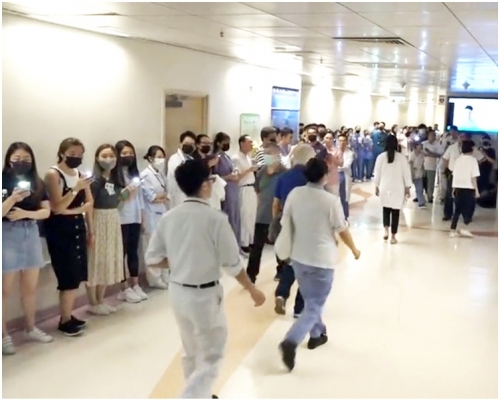 參加者手持亮燈的手機代表五大訴求。香港電台片段截圖