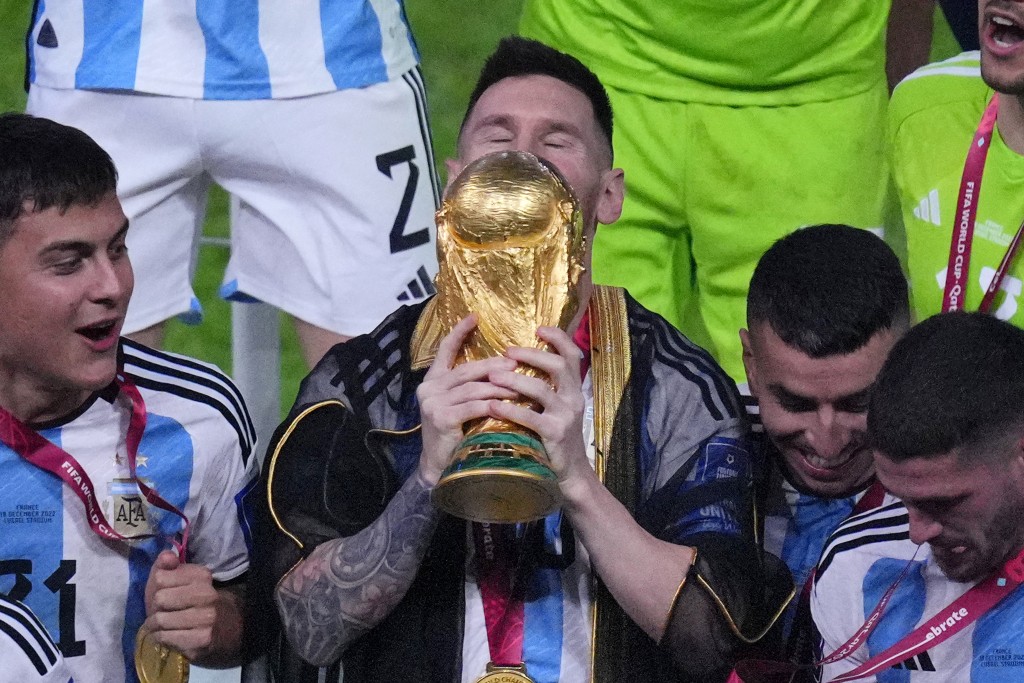 美斯今夏带领阿根廷于世界杯决赛击败法国捧杯，伤尽法国球迷的心。资料图片