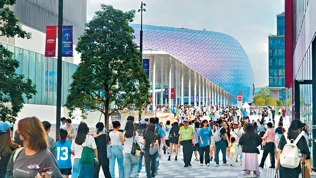 有啟德體育園鄰近商戶指,演唱會當天銷售激增3倍。