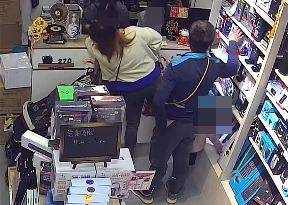 影片由被偷竊的店家在網上發布，影片看到一對夫婦帶著女兒在店內，妻子與店員正在傾談。
