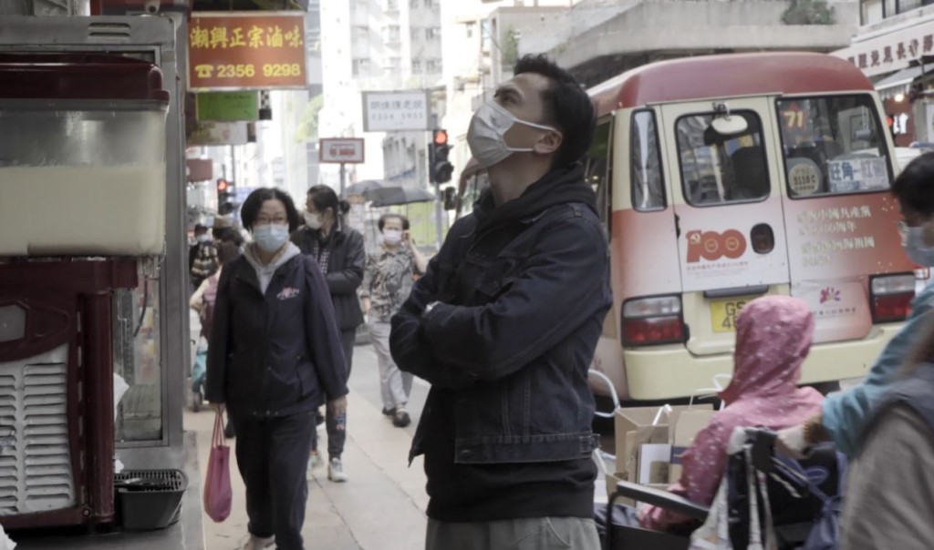 莫家淦到不同店舖了解價錢。