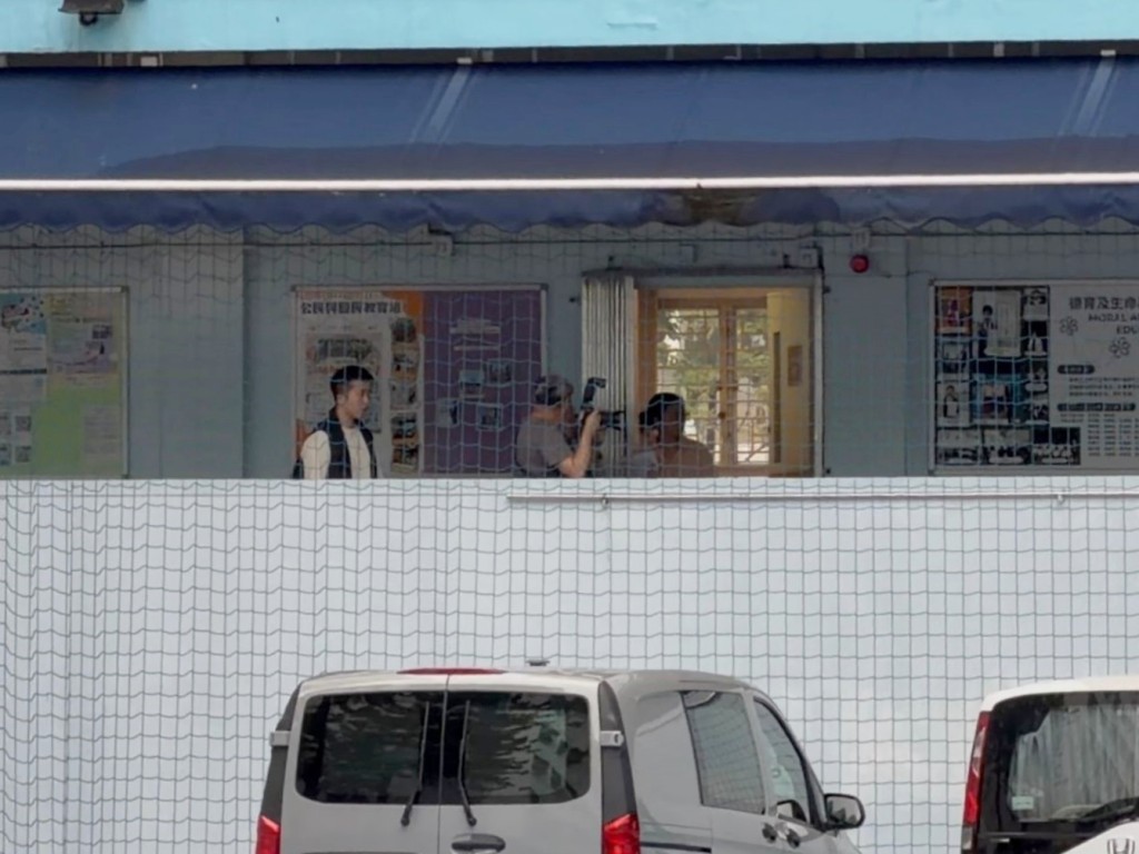 警員於屯興路一所中學拍照蒐證。 警員於屯興路一所中學拍照蒐證。