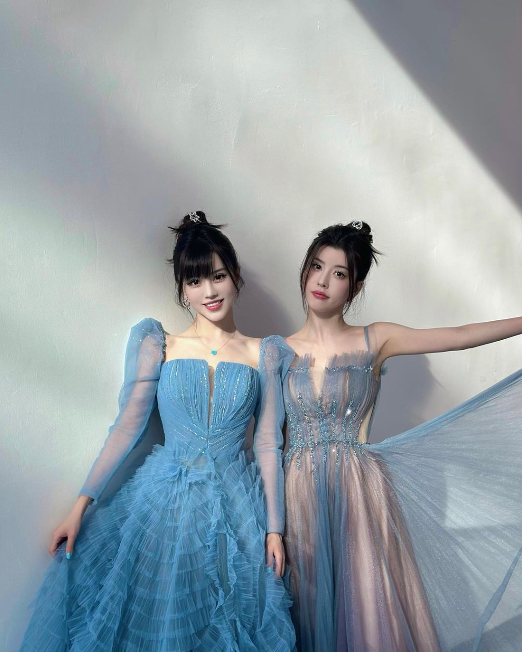 网民表示已看不出Yumi和姊姊Miko（右）是一对双胞胎，疑似脸部又有变化。