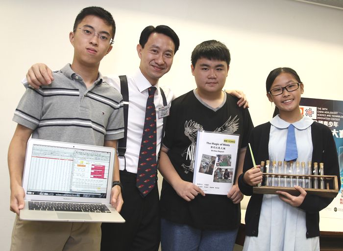 黃金耀過往常帶學生出外比賽。