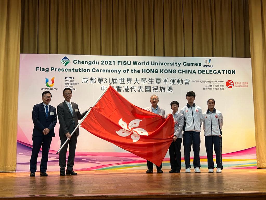 楊潤雄七月中為成都大運中國香港代表團授旗。楊潤雄FB圖片