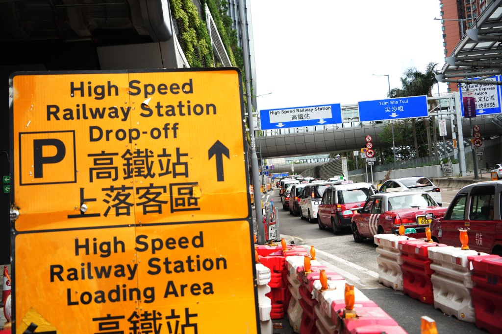 西九龍高鐵站內不時有廣播提醒的士站人流眾多，建議乘客改乘其他交通工具。