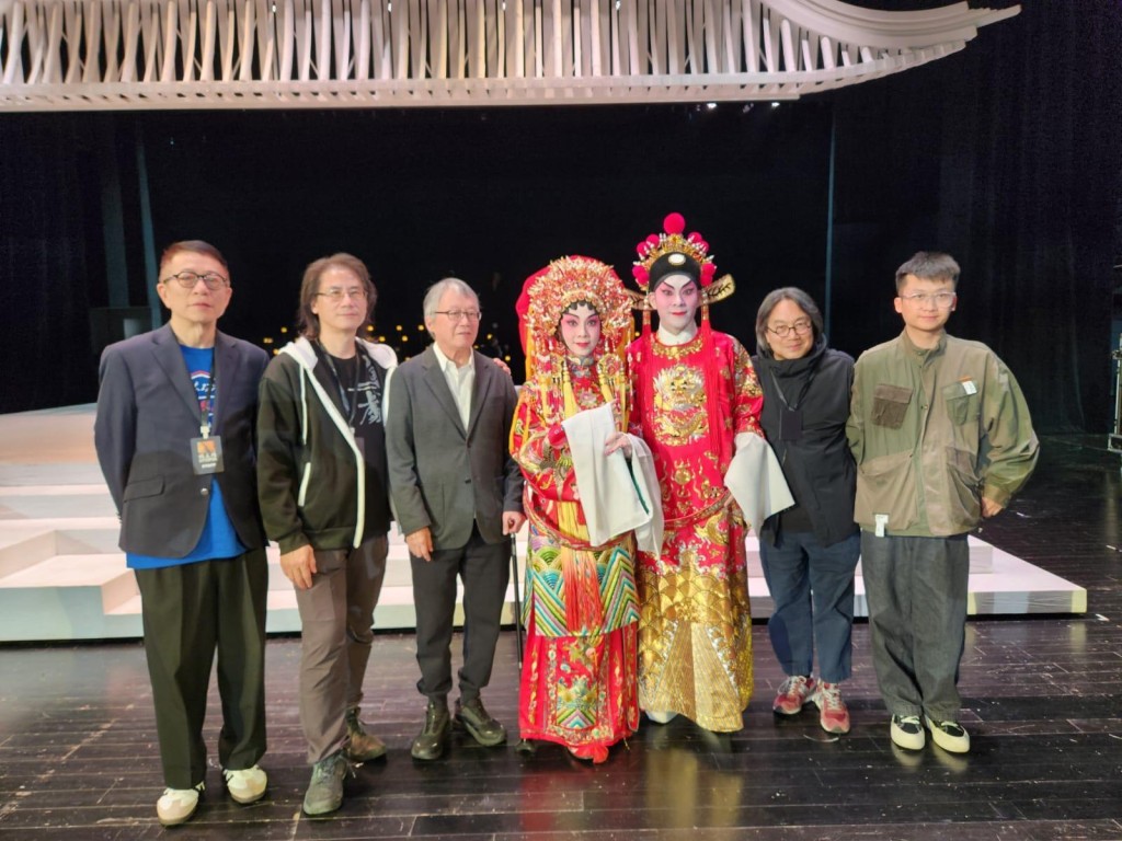 台前幕後合照：總監葉家寶、導演吳國亮、劉千石、演員林穎施與梁兆明、總監陳善之、Leslie Chen。