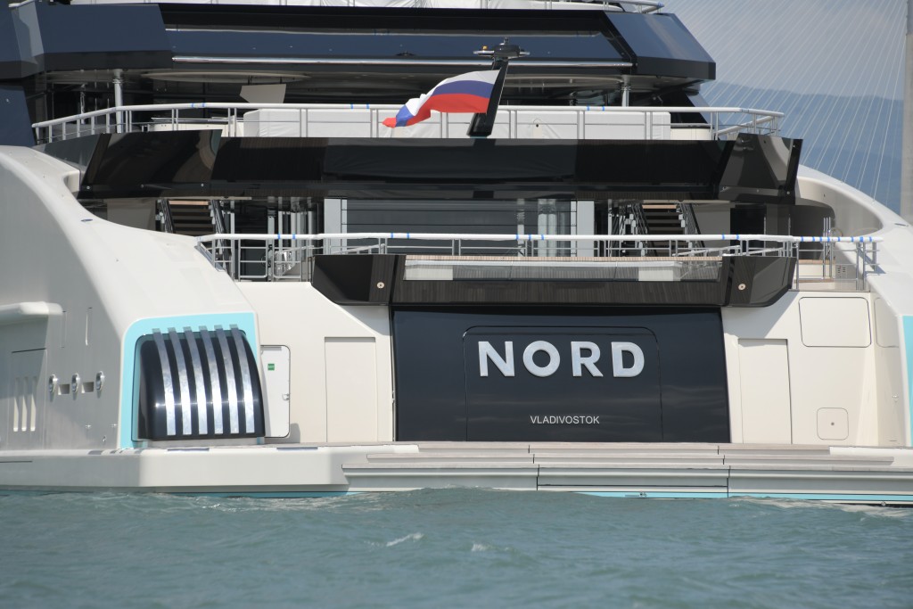 鋼鐵寡頭超級遊艇停泊在堅尼地城對開海面。