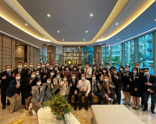 信和黃永光早前親到逸瓏灣8現樓參觀,並對同事作出鼓勵。